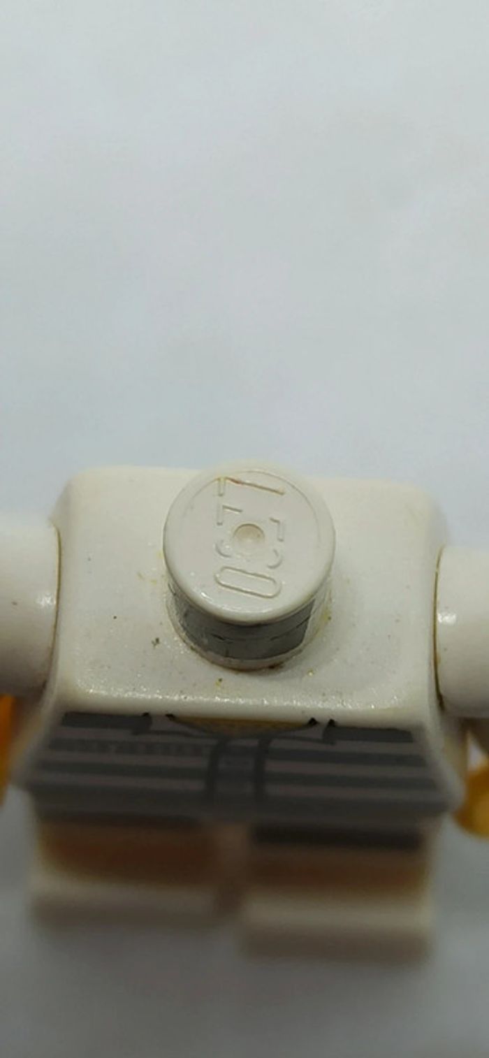 Homme prisonnier avec habits barrés et accessoire lego - photo numéro 9