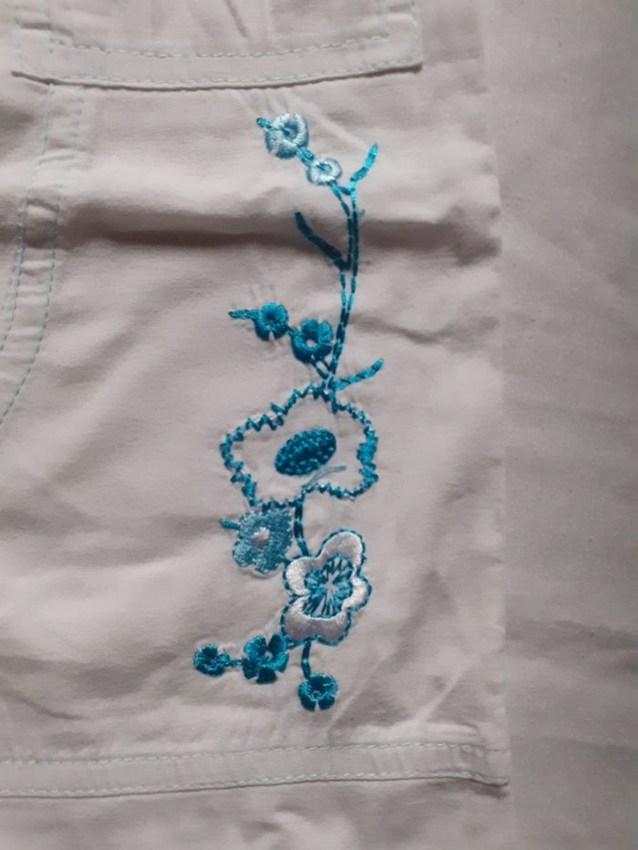 Pantalon blanc motif fleurs turquoise - photo numéro 2