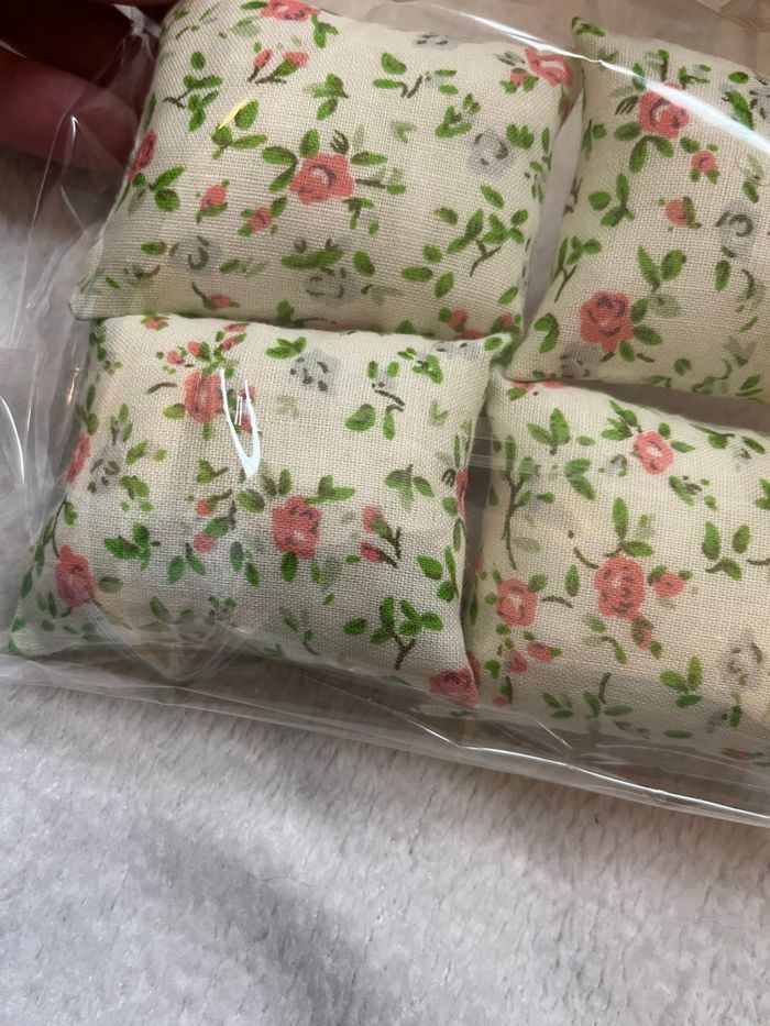 Lot 4 coussins pour barbie Neuf - photo numéro 2