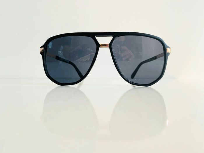 Lunette de soleil mixte noire et dorée UV protection catégorie 3 - photo numéro 2