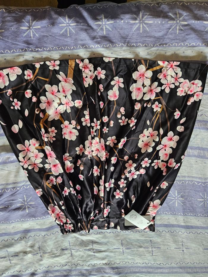 Jupe fond noire, fleur rose