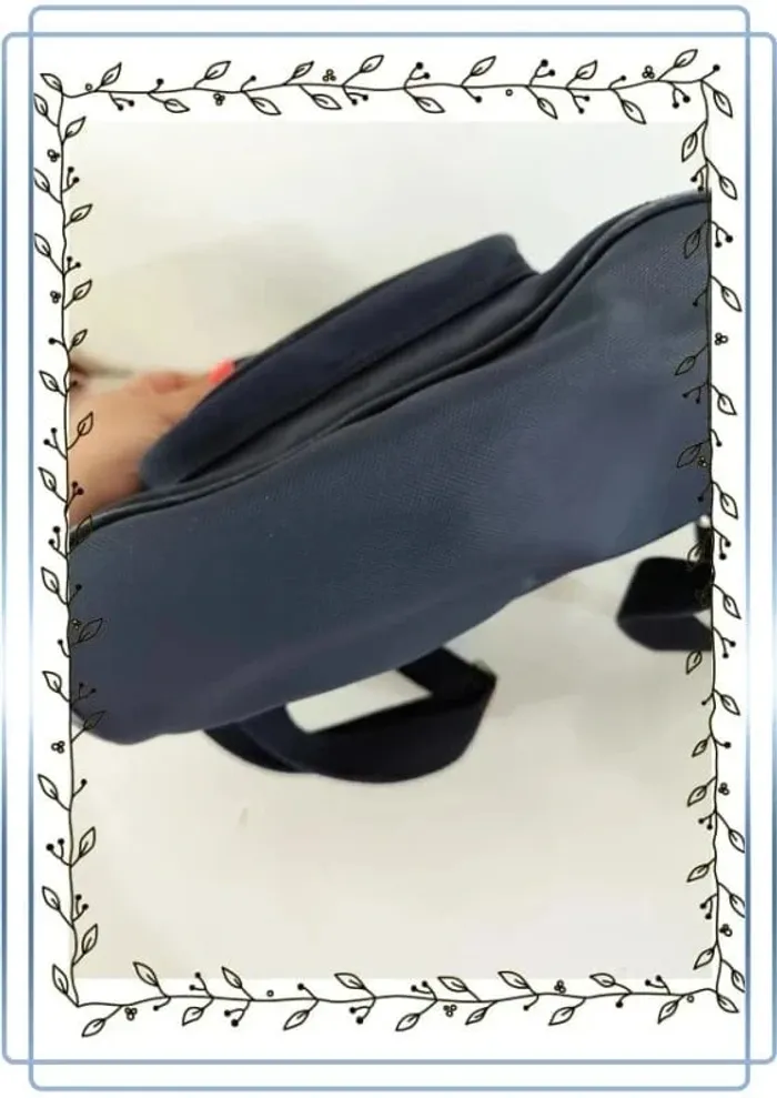 Sac à dos bleu marine lacoste vintage, bon état mais quelques marques d'usures, 26x26cm - photo numéro 7