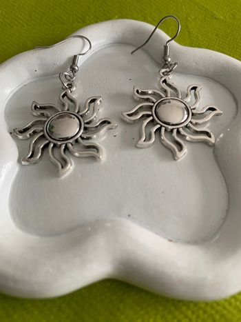 Boucles d’oreilles vintage pendantes soleil en alliage argenté