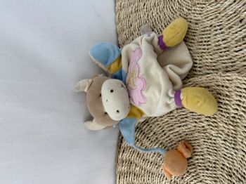 Doudou plat marionnette vache blanc rose avec bonbons DOUDOU ET COMPAGNIE