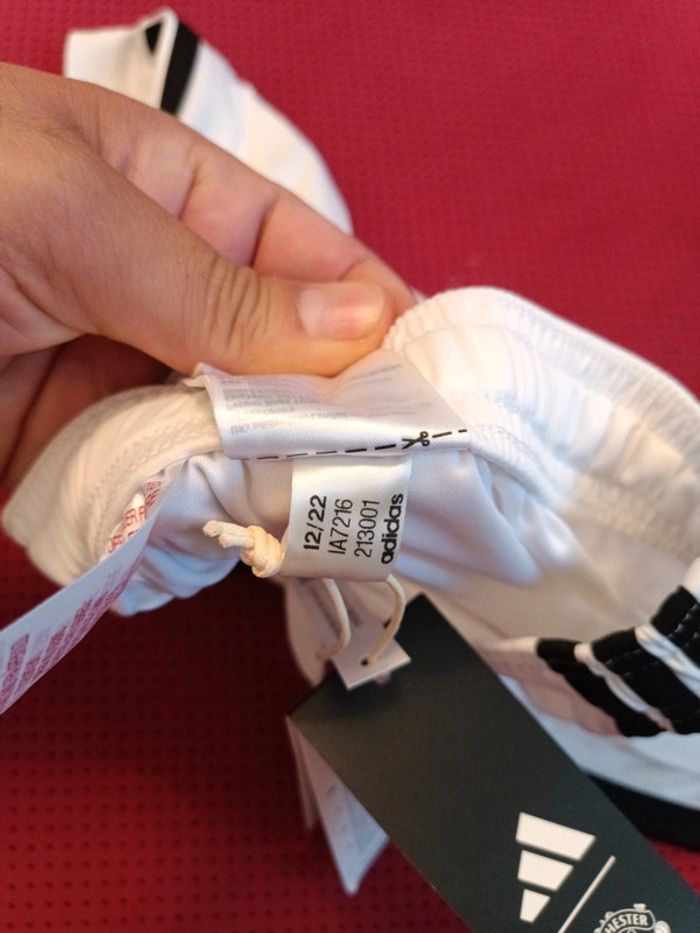 Short de foot Manchester United, Adidas Authentique Officiel taille enfant 9/10 ans, Neuf - photo numéro 8