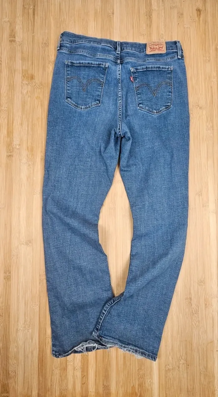 Levi's un peu évasé par le bas + patch offert classic bootcut T:40 W31 L30 - photo numéro 2
