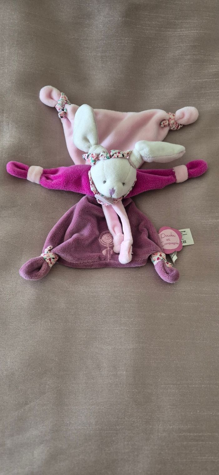 Doudou plat Lapin Cerise attache tétine rose mauve DOUDOU ET COMPAGNIE - photo numéro 2