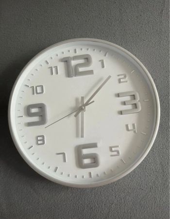 Horloge gris argentée