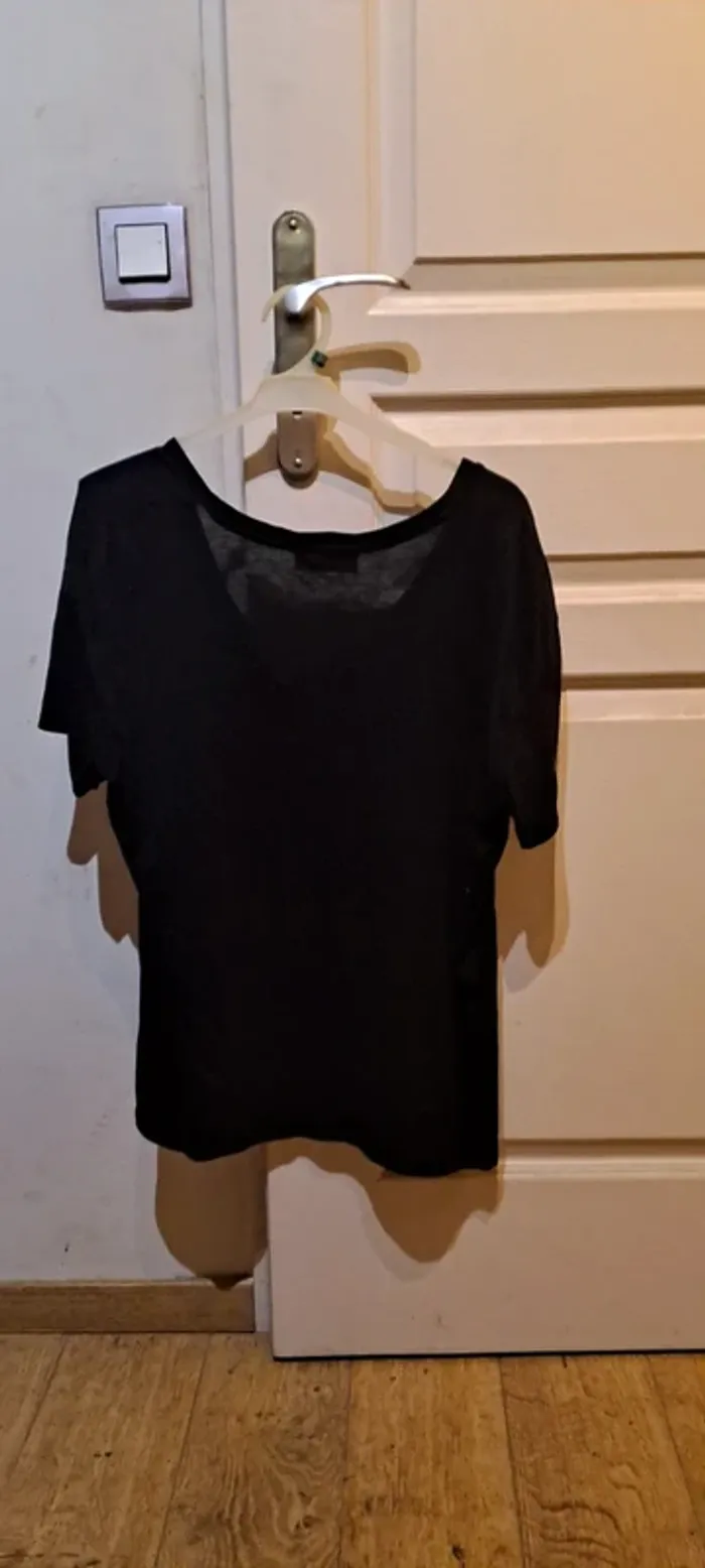 T Shirt noir manches courtes - Marque Bershka - Taille 36 - Bon état. - photo numéro 4
