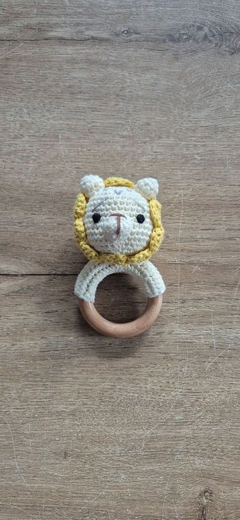 Hochet de dentition en bois et crochet 🦁