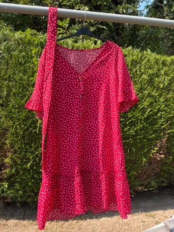Robe rouge à pois blancs avec ceinture – Marque Shein