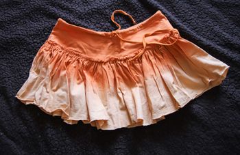 Mini jupe à volants oranges tie and dye