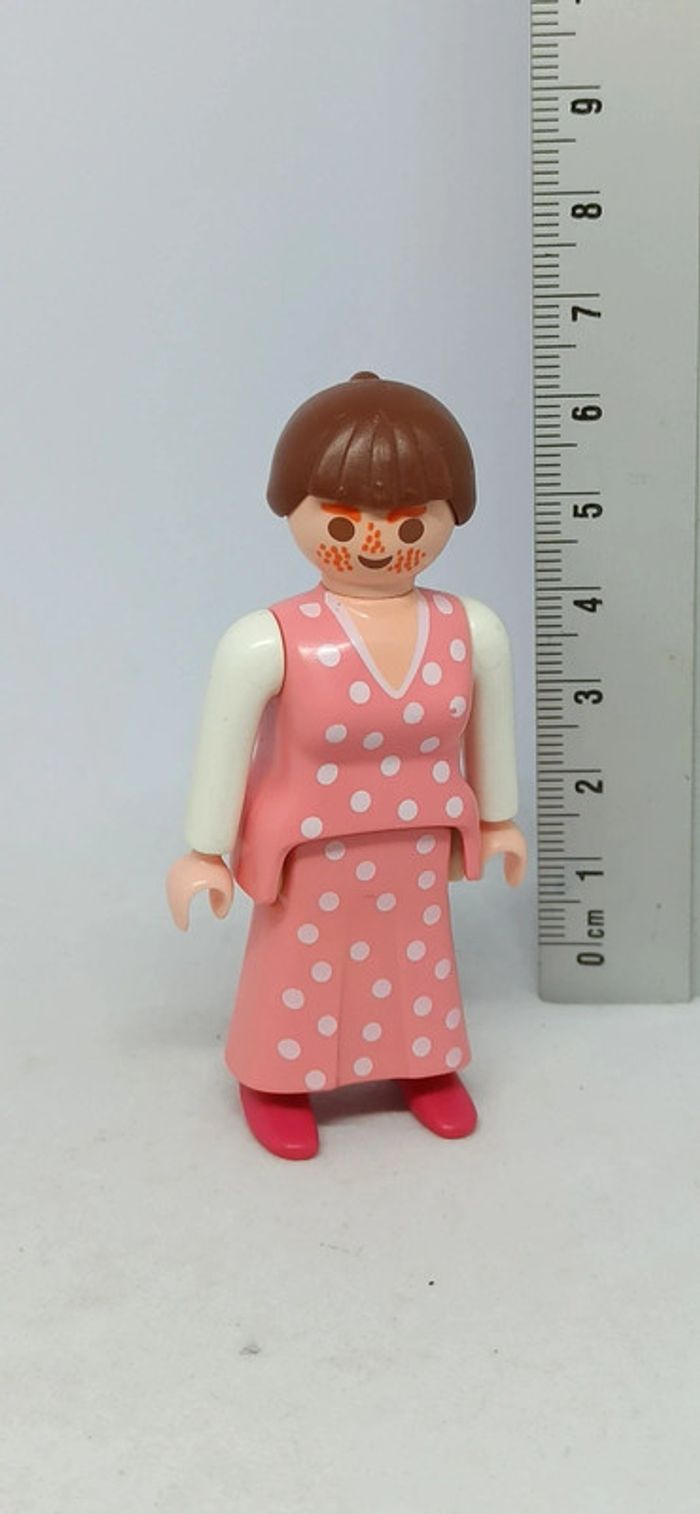 Femme avec en robe rose avec taches de rousseur playmobil