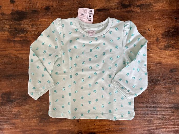 Sweat bleu pâle et fleurs