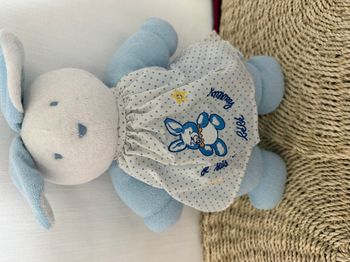 Doudou lapin blanc bleu tablier pois bébé heureux KLORANE