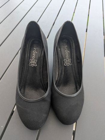 Vend chaussures pour femme en taille 39
Talons compensés. Semelle intérieure cuir 
En bon état