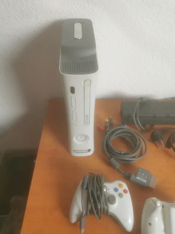 Xbox360 +2 manettes - photo numéro 3