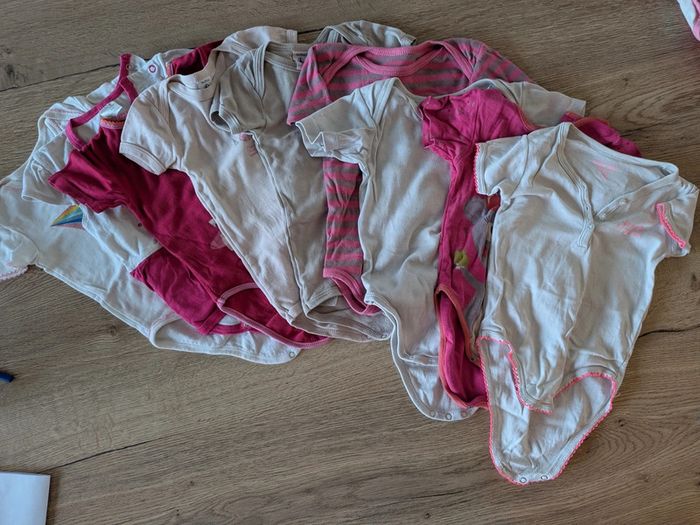 Lot de 9 bodies manches courtes Taille 18 mois