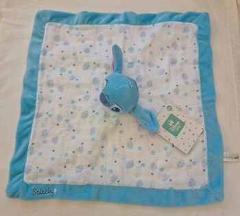 Doudou Stitch carré plat blanc et bleu feuilles - Disney
