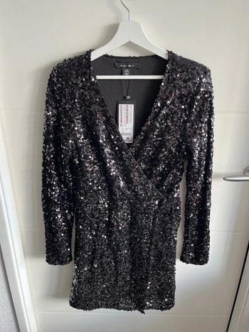 Robe noire pailletée décolleté