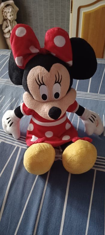 Très jolie petite peluche minnie lisez bien l'annonce surtout