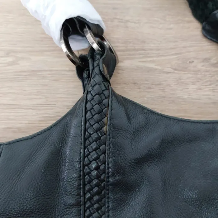 Sac porté épaule en cuir  Caroll, lanière en daim un peu abimé, 30x25cm - photo numéro 2