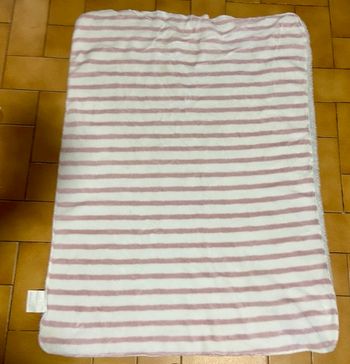 Couverture plaid rose blanche bébé