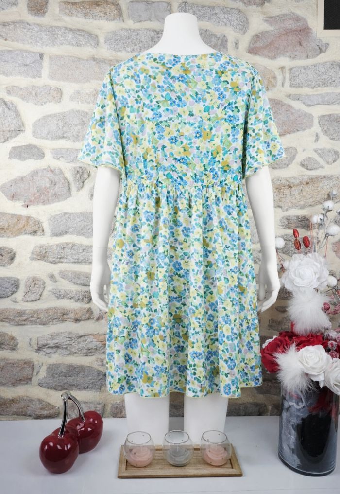 Robe éclat printanier fleuri multicolore Femme taille 54 marque PrettyLittlething 🌺 - photo numéro 2