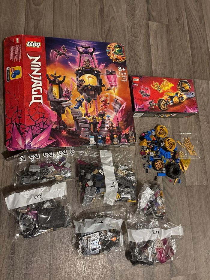 Lego Ninjago en vrac avec boites et pièces manquantes dans les deux boîtes. Les sachets sont ouverts