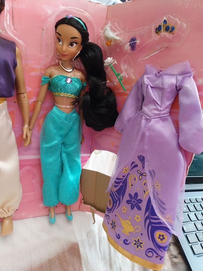 Poupée Jasmine + robe violette et accessoires- Coffret de poupées Aladdin Disney