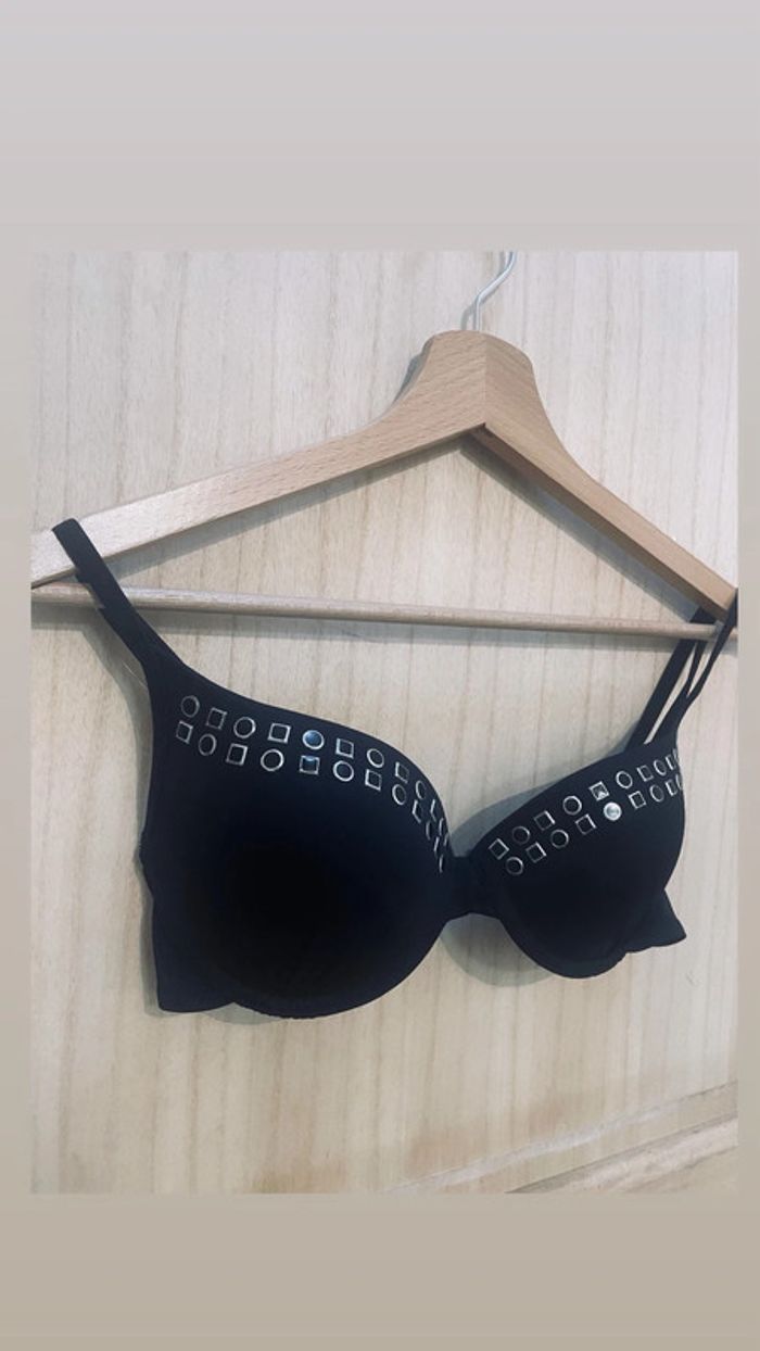 Haut de maillot de bain noir push-up avec détails métalliques