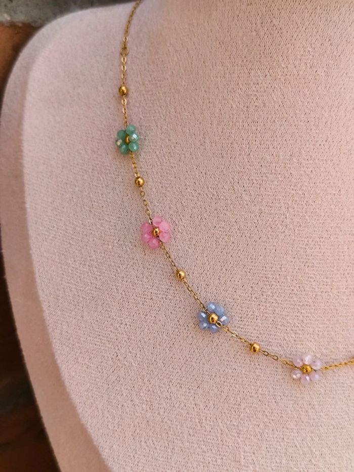 Collier doré avec fleurs marguerites multicolores - photo numéro 3
