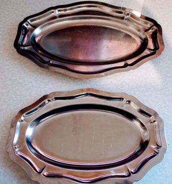 2 plateaux inox de services ovale de diamètres 30cm et 35cm