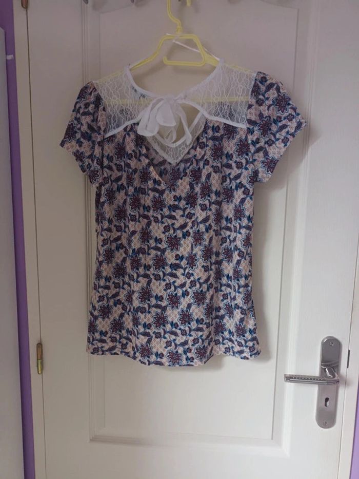 T-shirt avec motif fleurs et dentelle - photo numéro 2