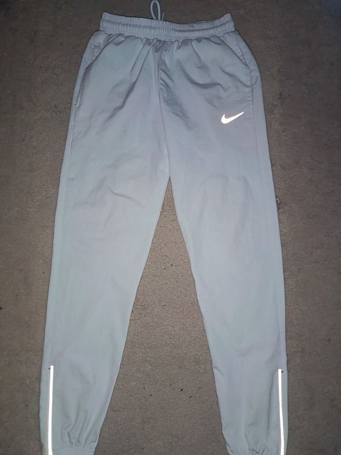 Bas running blanc a virgule réfléchissant