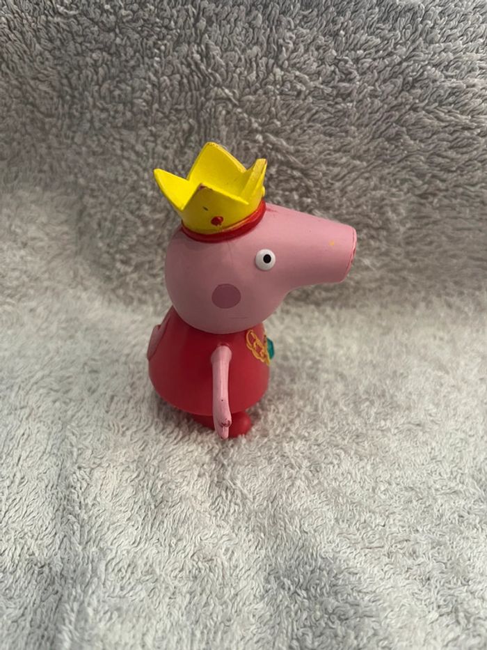 Figurine Peppa Pig avec une couronne - photo numéro 4