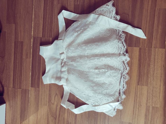 Vend robe de mariage pour enfant. 2 ans - photo numéro 2