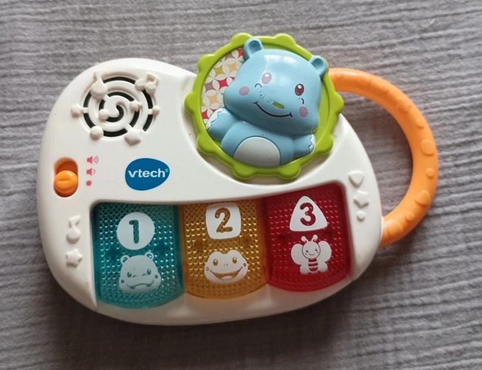 Un piano avec sons et lumières pour stimuler la motricité et l’ouïe de bébé tout en douceur