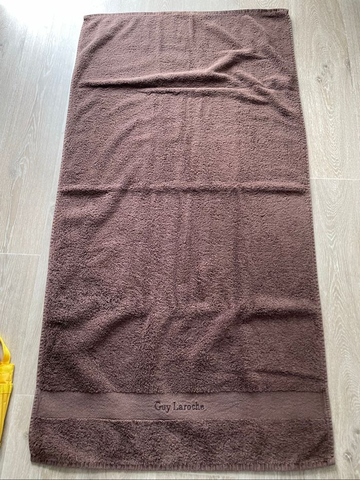 Drap de bain chocolat Guy Laroche excellent état lavé et repassé utilisé 1 fois comme neuve largeur 66 cm longueur 129 cm - photo numéro 2