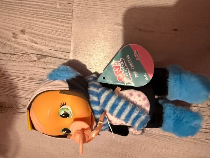 Cry Babies Tiny Cuddles Izzy Poupée de Noël 22,9 cm, pyjama sur le thème des pingouins bleus - photo numéro 2