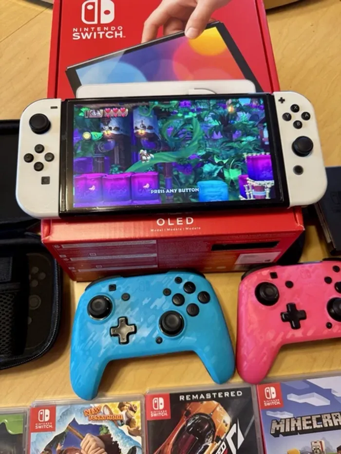 Switch OLED en excellent état de marche avec 13 jeux