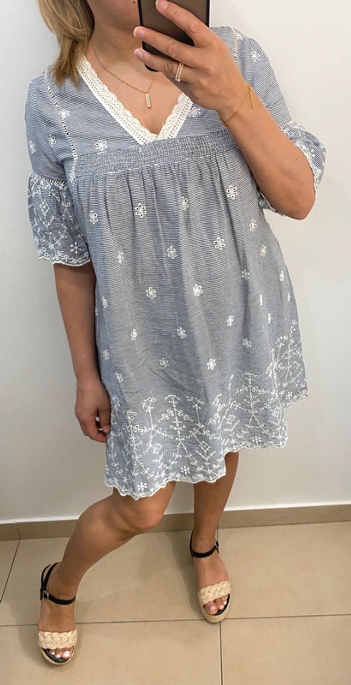 Petite Robe Courte ZARA Rayée Avec Broderie Taille M - photo numéro 5