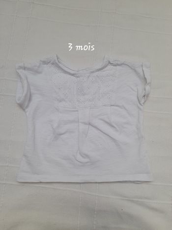 T-shirt fille 3 mois .