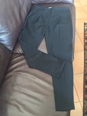 Pantalon noir habillé. Fermeture éclair sur le côté. Neuf