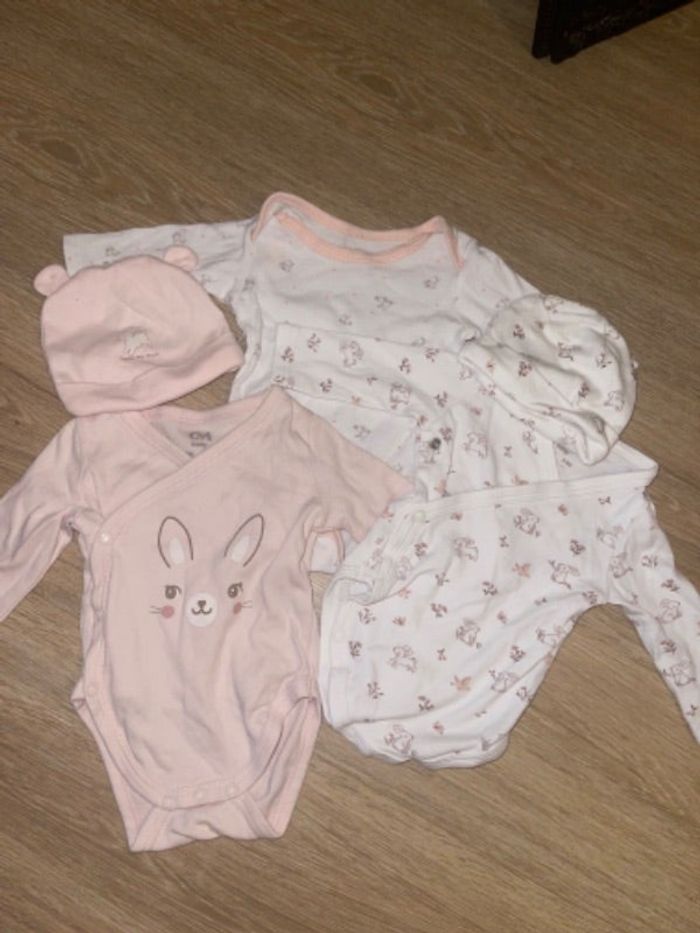 Lot body 3 mois lapins et bonnet
