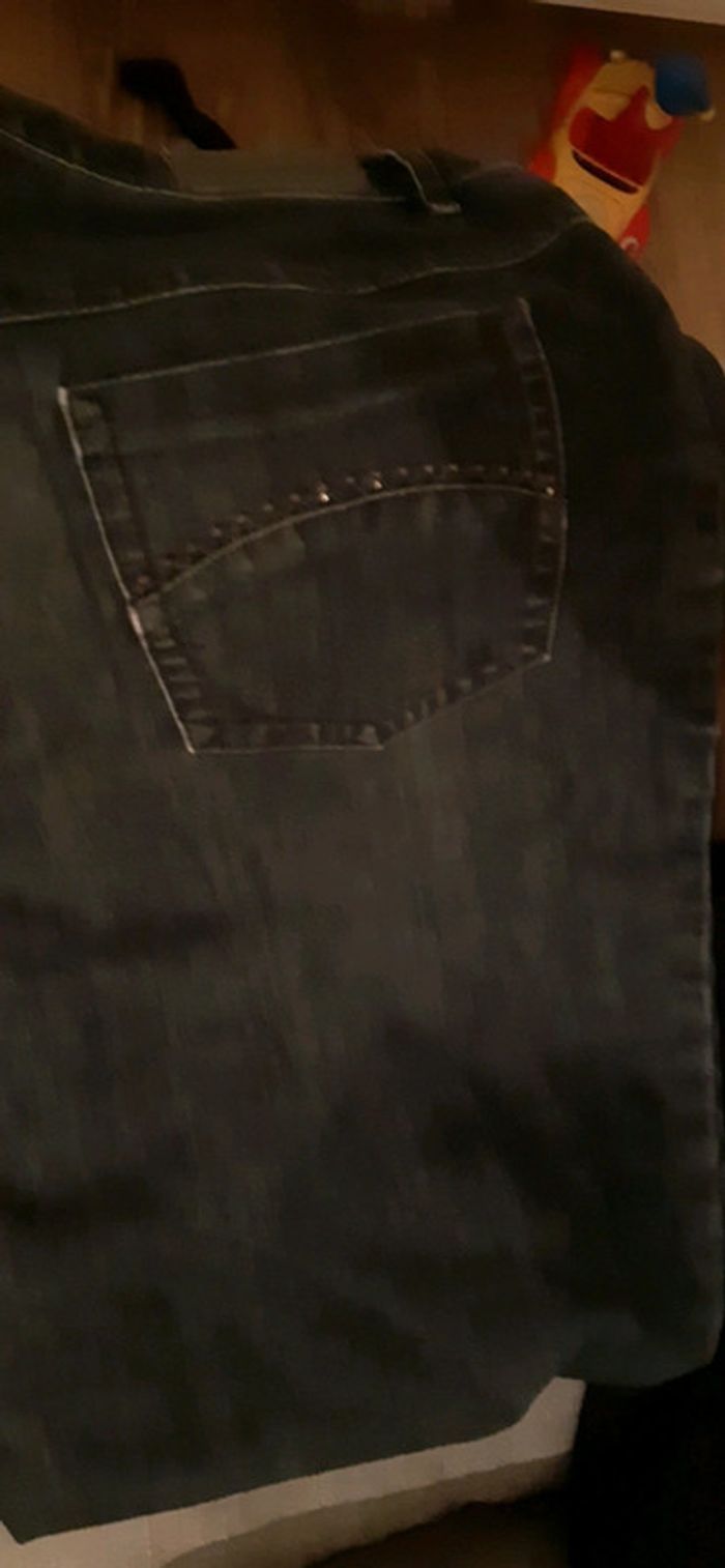 Jeans taille 46 un marron,un noir ,un bleu il leur manque tous le bouton - photo numéro 4
