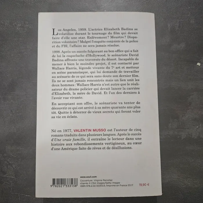 Livre la femme à droite sur la photo - photo numéro 2