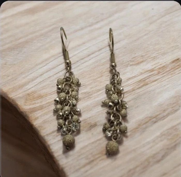 Boucles d'oreilles pendentif petite boules. En très bon état - photo numéro 2
