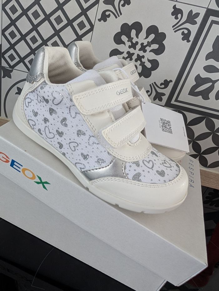 Chaussures fille. Taille 26. Neuf. Geox