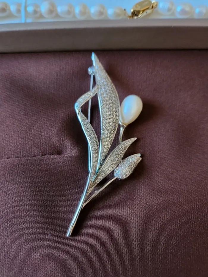 Collier en perles avec broche fleur argentée – Élégance intemporelle – Neuf en boîte - photo numéro 3